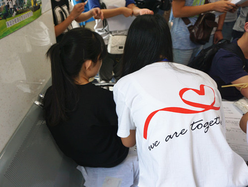 1_红会照顾晕血同学 1_红会照顾晕血同学