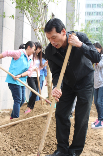 1后勤服务集团总经理仵志勇老师参与植树 1后勤服务集团总经理仵志勇老师参与植树