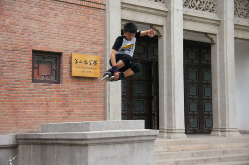 极限轮滑表演 极限轮滑表演