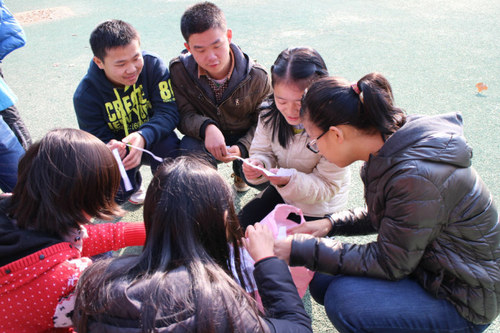 3小组成员抽签接受游戏惩罚 3小组成员抽签接受游戏惩罚