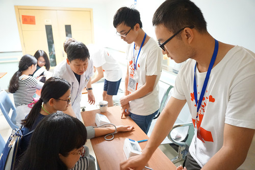 4_体检红会协助测量血压 4_体检红会协助测量血压