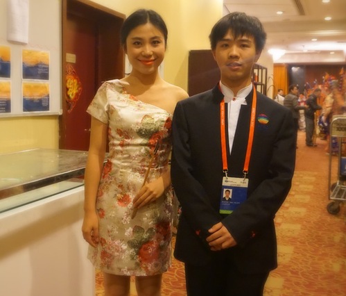 田超老师与北语志愿者合影 田超老师与北语志愿者合影