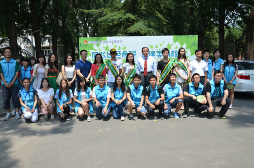 校党委副书记王鲁新教授、学生处李志军处长同“绿色大使”合影 校党委副书记王鲁新教授、学生处李志军处长同“绿色大使”合影