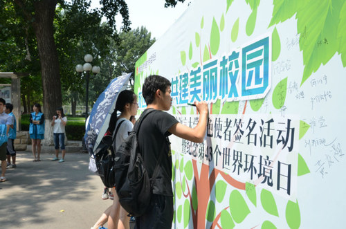 同学们在背板上签名 同学们在背板上签名