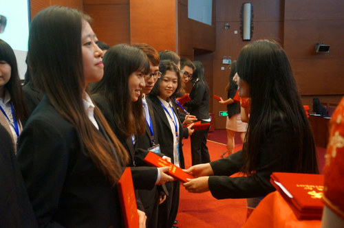 现任队长团为新一届部长级学生干部颁发聘书 现任队长团为新一届部长级学生干部颁发聘书