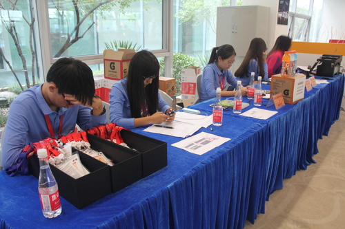 北语志愿者在ITF球员服务处休息室咨询台提供服务 北语志愿者在ITF球员服务处休息室咨询台提供服务