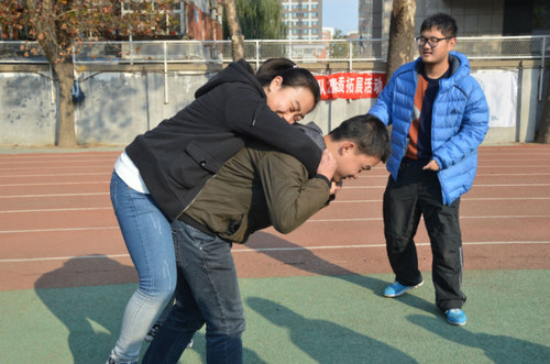 5同学们相互配合接受游戏惩罚 5同学们相互配合接受游戏惩罚