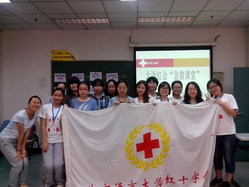 3 工作人员和学员们合影留念 3 工作人员和学员们合影留念