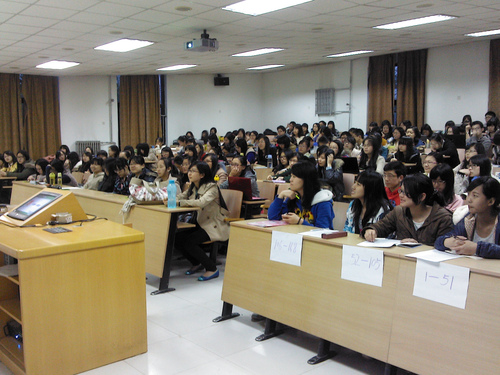 我校园博会志愿者们认真听讲 我校园博会志愿者们认真听讲