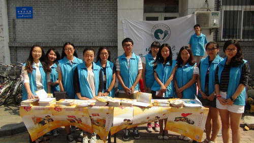 2志愿者在宿舍区展台合影 2志愿者在宿舍区展台合影