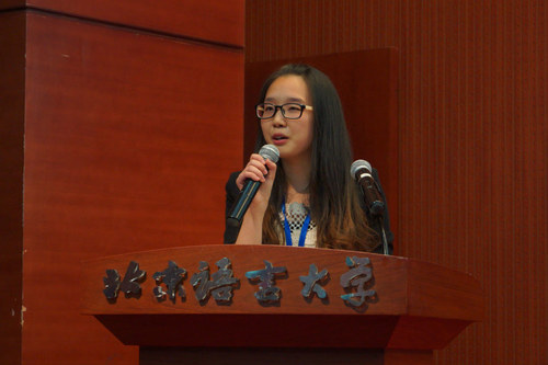 北语志愿服务总队现任队长潘琪上台讲话 北语志愿服务总队现任队长潘琪上台讲话