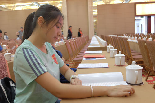 北语志愿者代表翻阅世锦赛光荣册 北语志愿者代表翻阅世锦赛光荣册