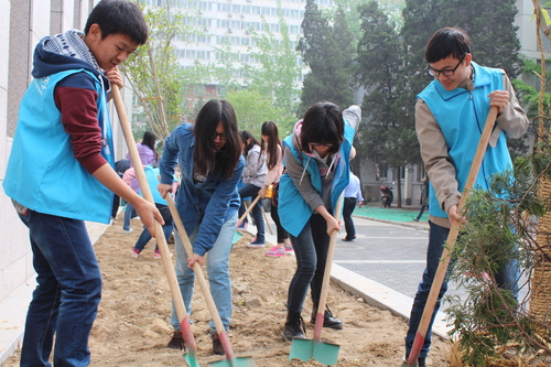 2 北语志愿者们积极植树 2 北语志愿者们积极植树