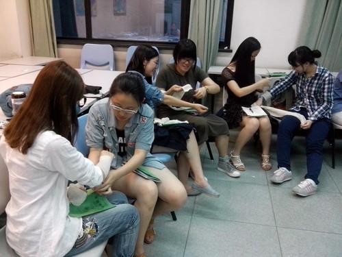 1 学员们在学习创伤救护 1 学员们在学习创伤救护