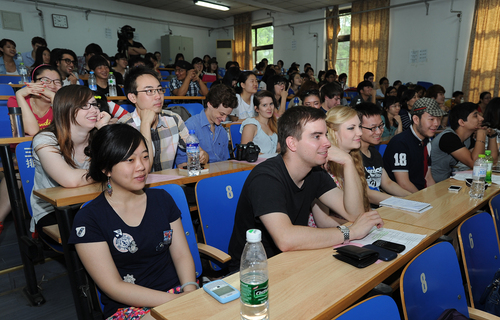 专注的中外学生 专注的中外学生