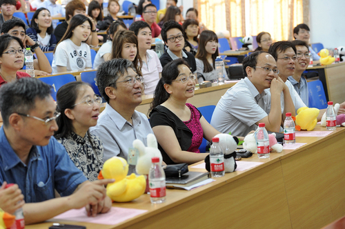 参加报告会的领导和嘉宾 参加报告会的领导和嘉宾