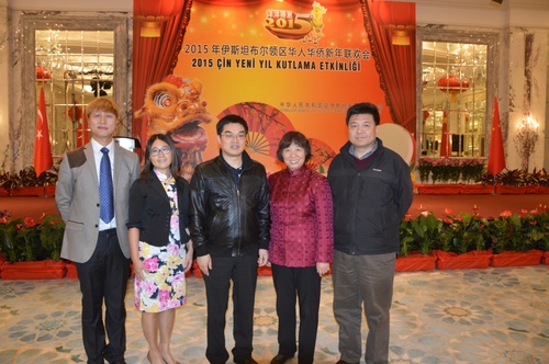 顾景奇领事与奥坎大学孔子学院教师合影 顾景奇领事与奥坎大学孔子学院教师合影