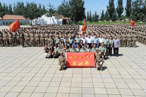 88 与会领导与北语2012级军训团师生合影 88 与会领导与北语2012级军训团师生合影