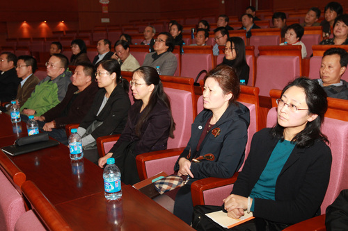 与会人员认真聆听 与会人员认真聆听