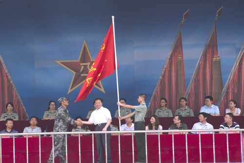 2012级学生军训授旗仪式现场 2012级学生军训授旗仪式现场