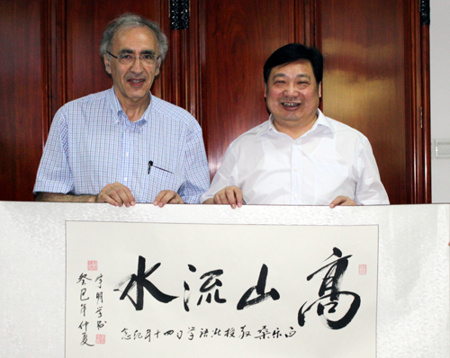 李宇明书记向白乐桑祝贺来北语学习40周年纪念 李宇明书记向白乐桑祝贺来北语学习40周年纪念