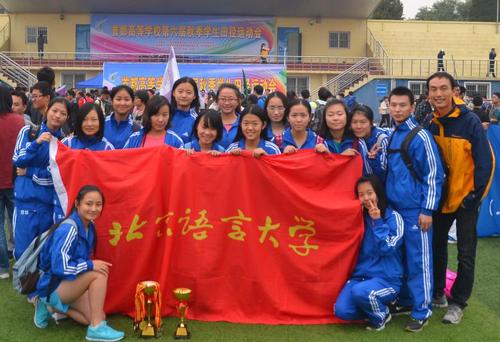 参赛队员与教练合影 参赛队员与教练合影