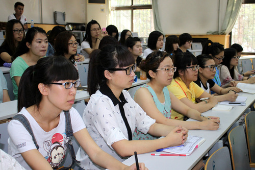 培训学员们专注于了解志愿者教师的知与能-001 培训学员们专注于了解志愿者教师的知与能-001