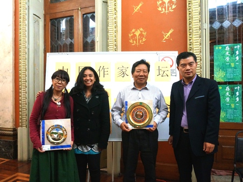 两位作家与孔院中外方院长合影 两位作家与孔院中外方院长合影