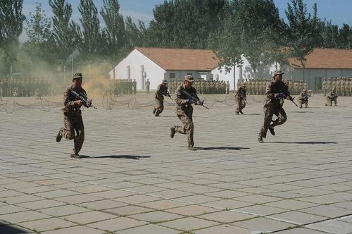 33 军事训练成果汇报:班进攻 33 军事训练成果汇报:班进攻