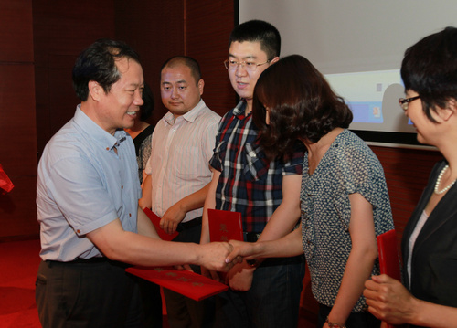 3 校领导为优秀管理工作者颁发证书 3 校领导为优秀管理工作者颁发证书