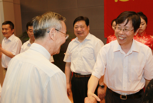 崔校长颁奖 崔校长颁奖