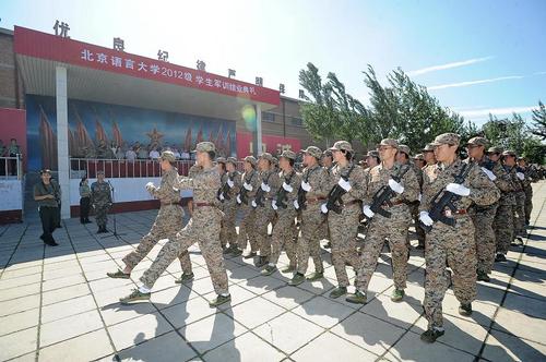 22 分列式:男兵走过主席台前 22 分列式:男兵走过主席台前