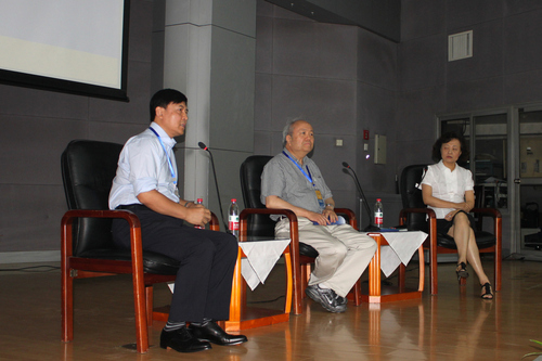 周质平(中),刘乐宁(左一),梁霞(右一)讲座 周质平(中),刘乐宁(左一),梁霞(右一)讲座