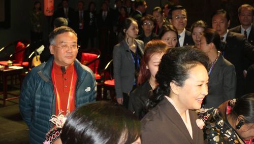 彭丽媛与来宾们参观首博,穿红色服装的是王荣起总导演 彭丽媛与来宾们参观首博,穿红色服装的是王荣起总导演