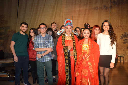 精彩的节目吸引土耳其学生纷纷上台与演员合影 精彩的节目吸引土耳其学生纷纷上台与演员合影
