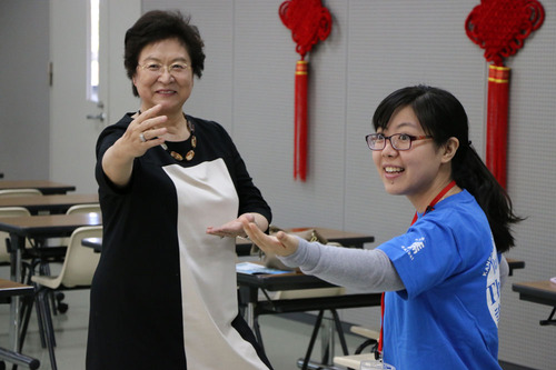 关西外大理事长谷本荣子女士亲自前来体验 关西外大理事长谷本荣子女士亲自前来体验