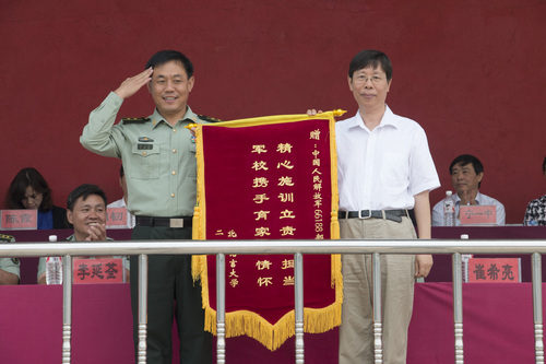 5 崔希亮校长向承训部队赠送锦旗 5 崔希亮校长向承训部队赠送锦旗