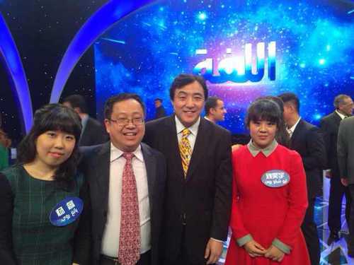 我校获奖选手与中央电视台阿语频道总监李仲扬合影 我校获奖选手与中央电视台阿语频道总监李仲扬合影