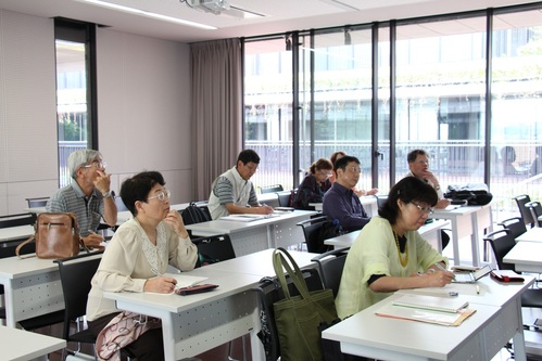 同学们认真地听讲、做笔记 同学们认真地听讲、做笔记