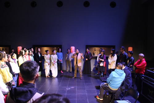 王荣起总导演在《古都九韵》演出前做现场指导 王荣起总导演在《古都九韵》演出前做现场指导