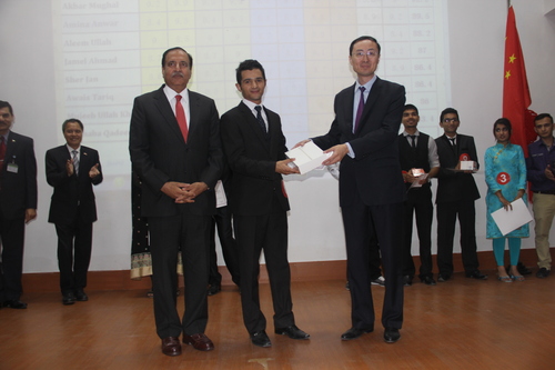 孙卫东大使向冠军获得者Adeeb Akmal颁奖 孙卫东大使向冠军获得者Adeeb Akmal颁奖