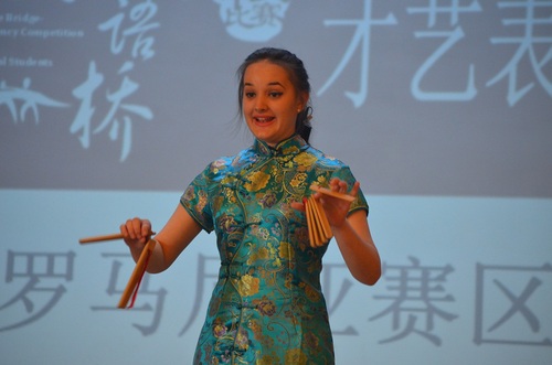锡比乌孔子学院白佳佳(Balan Iustina)打快板儿 锡比乌孔子学院白佳佳(Balan Iustina)打快板儿