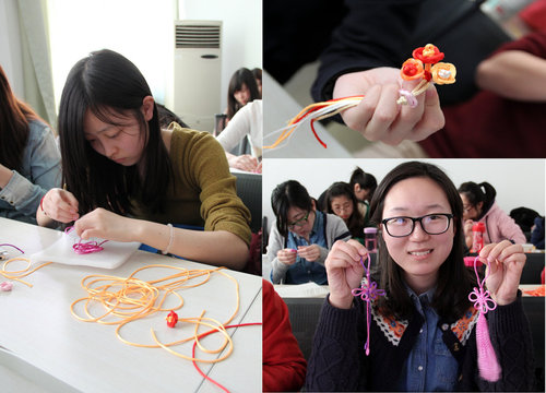 学员们骄傲地展示自己的中国结作品 学员们骄傲地展示自己的中国结作品