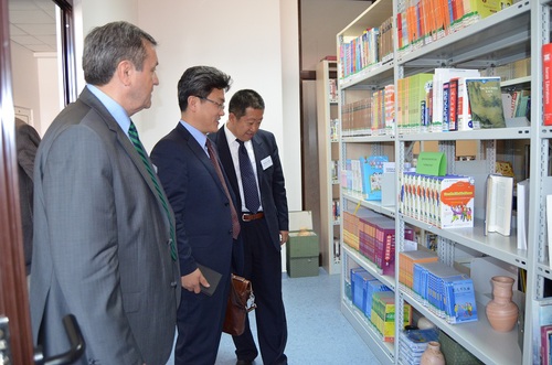 参会人员参观卢奇安•布拉加大学图书馆的中国图书馆 参会人员参观卢奇安•布拉加大学图书馆的中国图书馆