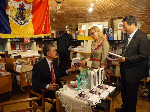 锡比乌孔子学院院长宋少峰受邀参加拉杜亲王新书发布会 锡比乌孔子学院院长宋少峰受邀参加拉杜亲王新书发布会