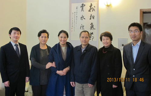 ⑦使馆文化处张英保参赞与茶艺师、孔院教师的合影 ⑦使馆文化处张英保参赞与茶艺师、孔院教师的合影