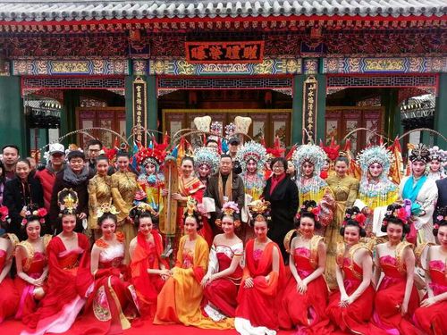 王荣起总导演与全体演职人员合影留念 王荣起总导演与全体演职人员合影留念