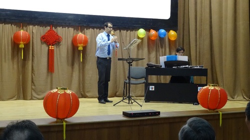 德瓦市西吉斯蒙德•托杜策艺术中学孔子课堂音乐教师表演中国乐曲。 德瓦市西吉斯蒙德•托杜策艺术中学孔子课堂音乐教师表演中国乐曲。