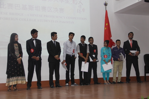 参赛者们焦急地等待比赛结果的出炉 参赛者们焦急地等待比赛结果的出炉