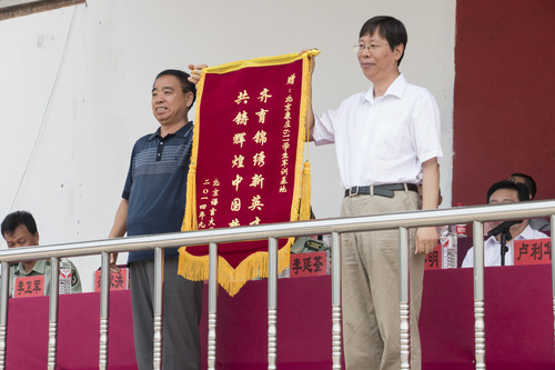 6 崔希亮校长向军训基地赠送锦旗 6 崔希亮校长向军训基地赠送锦旗